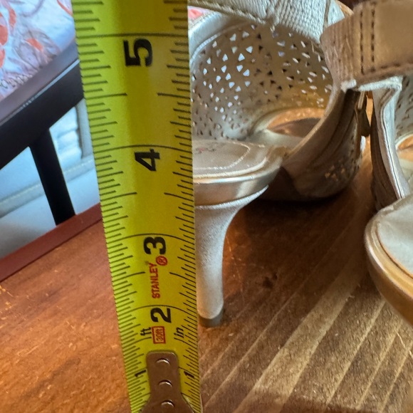 Bandolino Gold Heels with Chic Perforated Design Size 7.5 Gorgeous Heels Hott π₯ - Picture 5 of 16